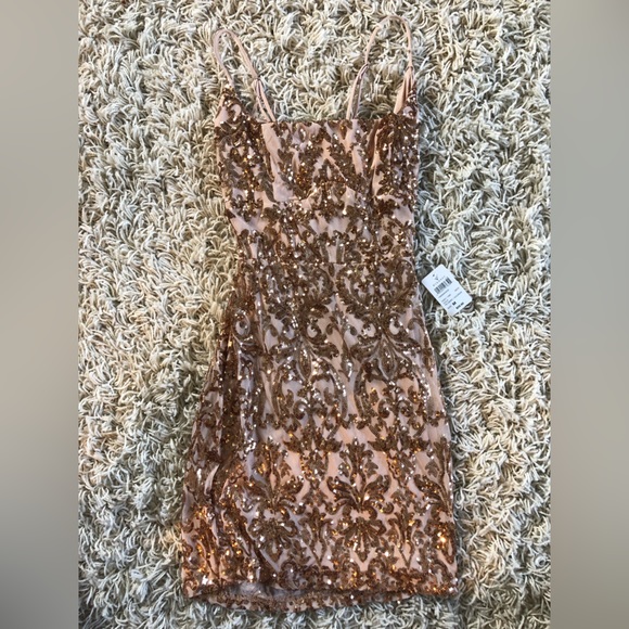 Stunning Rose Gold Backless Bodycon Dress - Picture 3 of 3